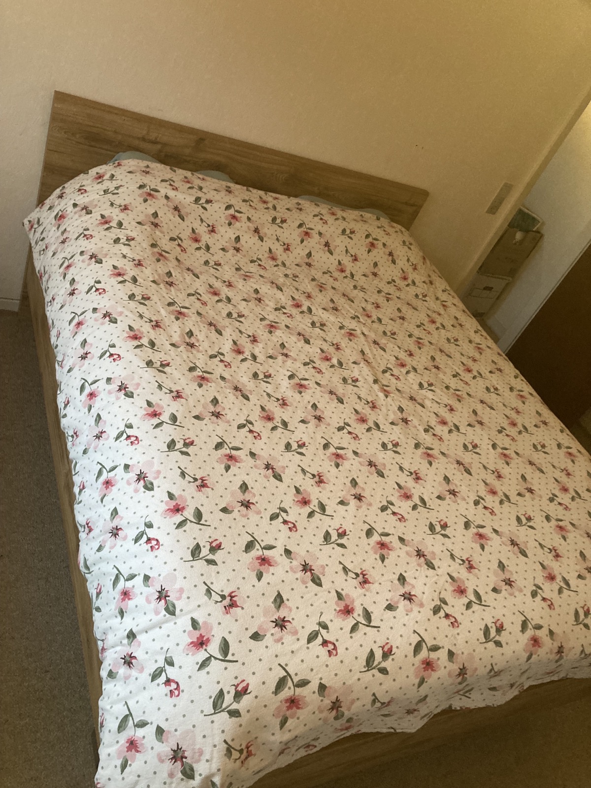 Bed netjes opgemaakt na verhuizing