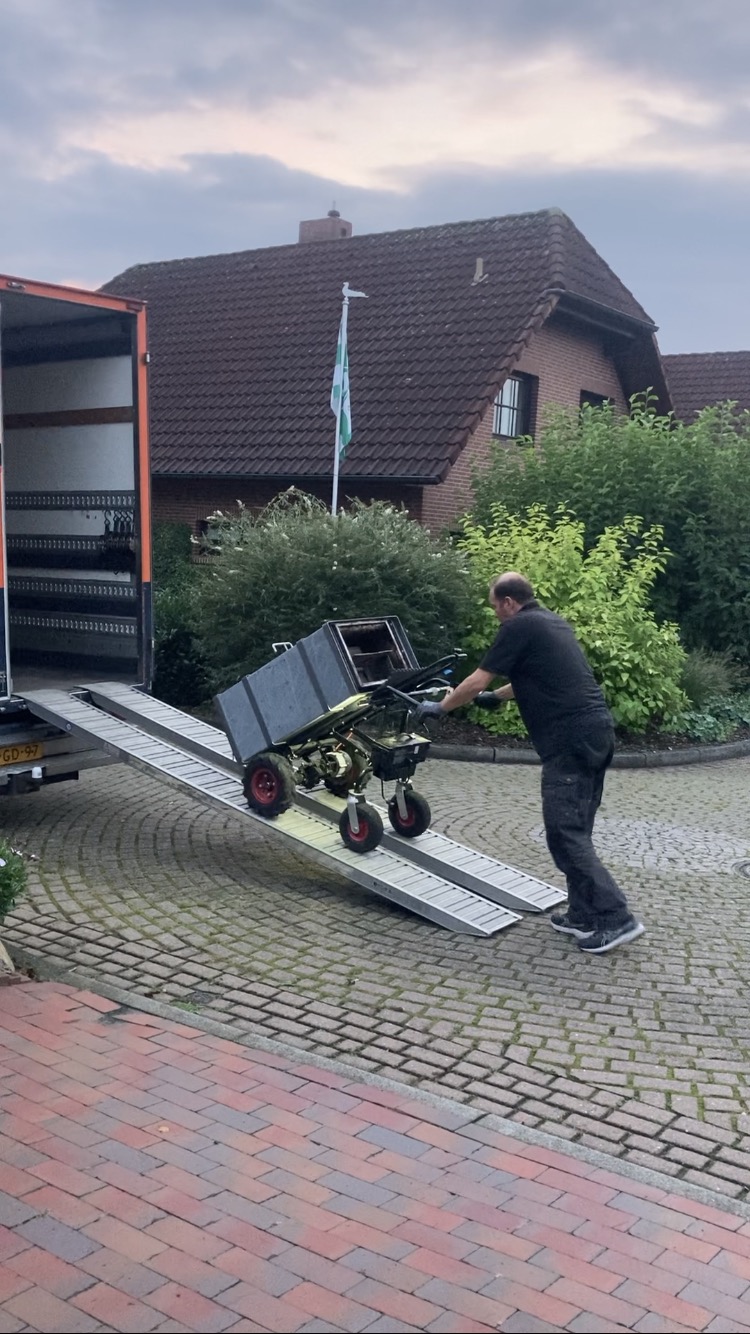 Elektrische steekwagen tijdens verhuizing