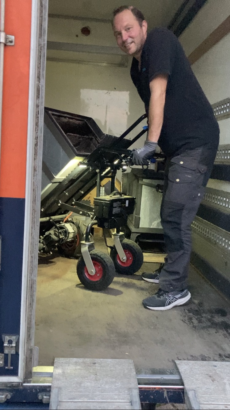 Verhuizer aan het werk in de wagen